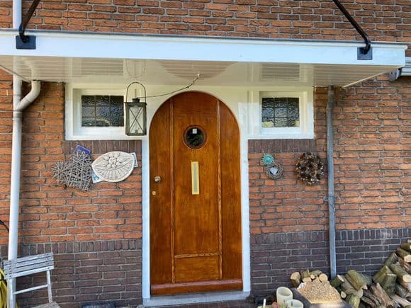 Houten deur na restauratie en schilderwerk